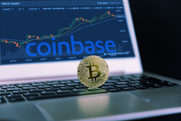 Kryptoměnová burza Coinbase, logo zobrazené na počítači