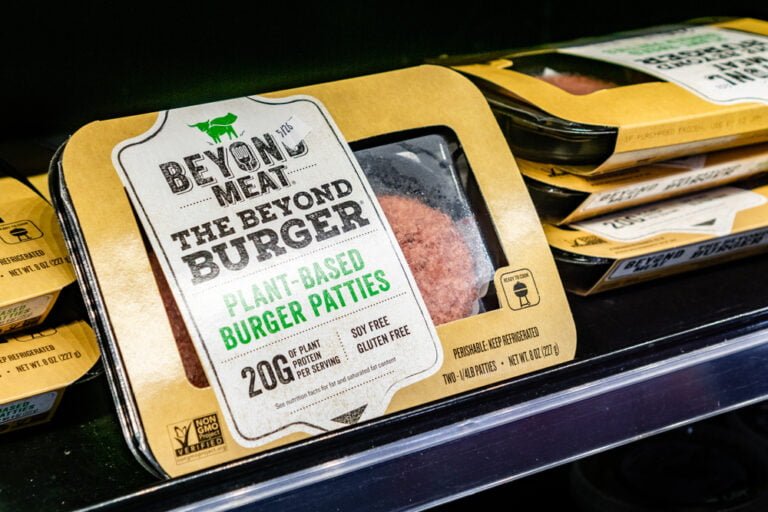 Balení rostlinné produktu od společnosti Beyond Meat, akcie Beyond Meat