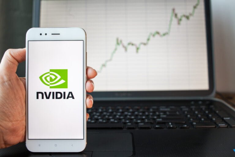 mobil s logem nvidia a v pozadí roustoucí trend