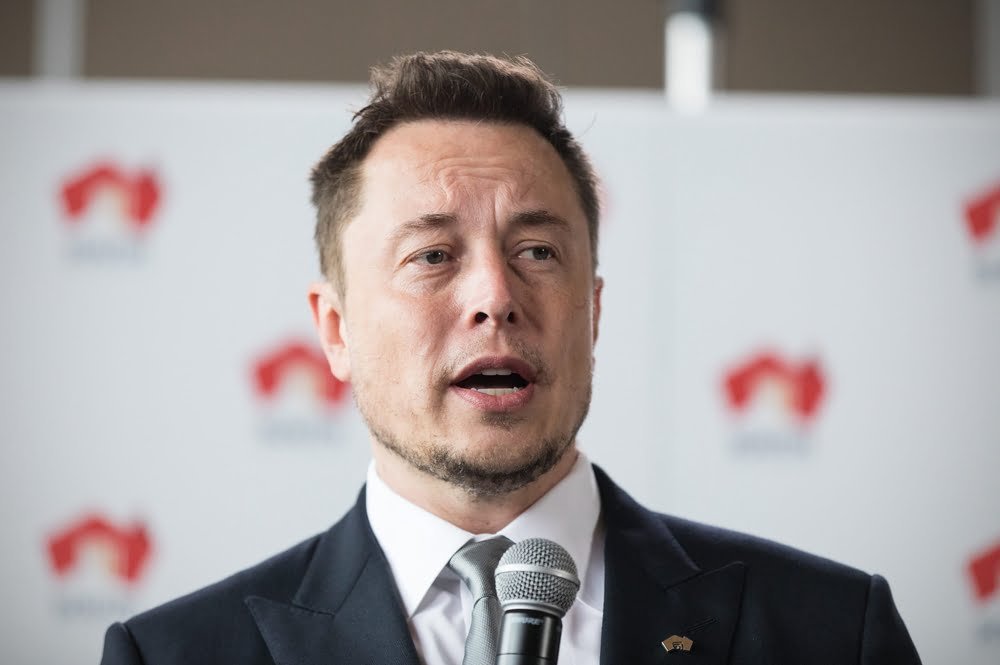 elon musk a mikrofon