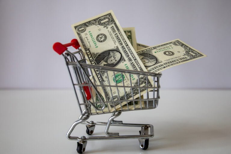 nakupni vozik s americkymi dolary