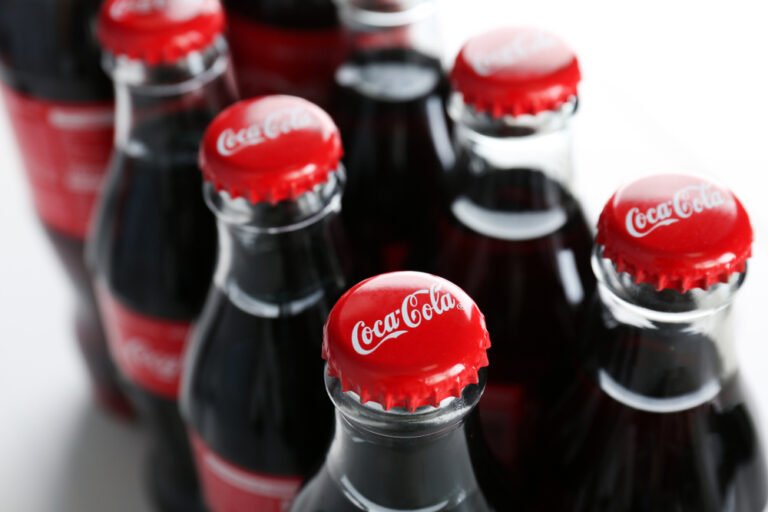 Skleněné láhve a nealkoholický nápoj Coca Cola