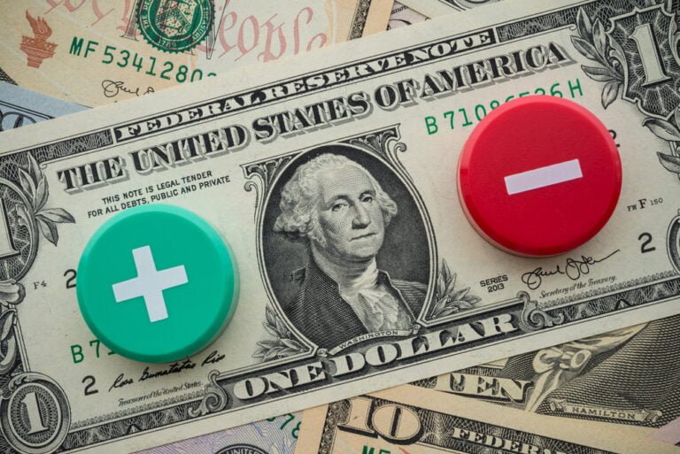 americky dolar a symboly plusu a minusu jako koncept monetarni politiky