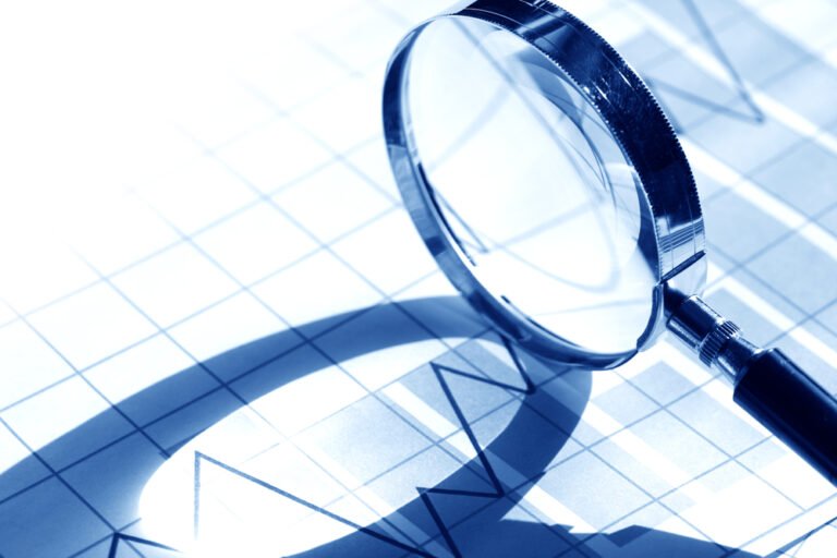 lupa sledujici rostouci graf a akcie