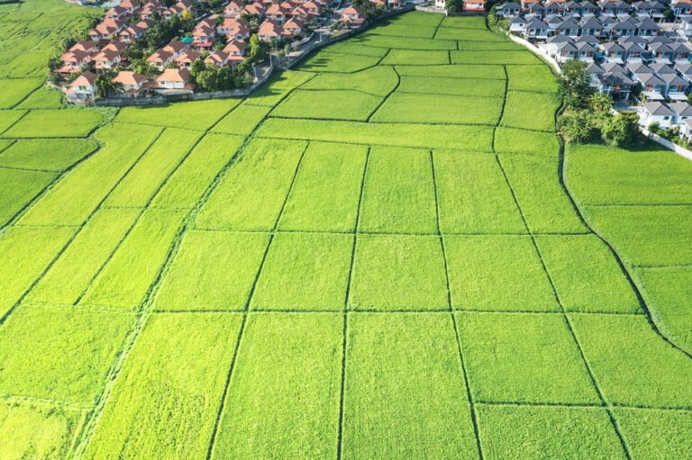 zaber z letadla na zemedelskou pudu