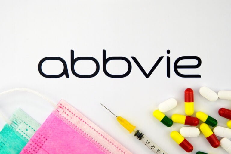 Společnost AbbVie, pilulky a injekce na bílém pozadí. Akcie AbbVie