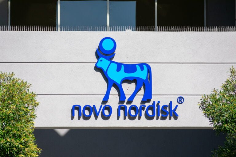 Logo společnosti Novo Nordisk na budově. Akcie Novo Nordisk