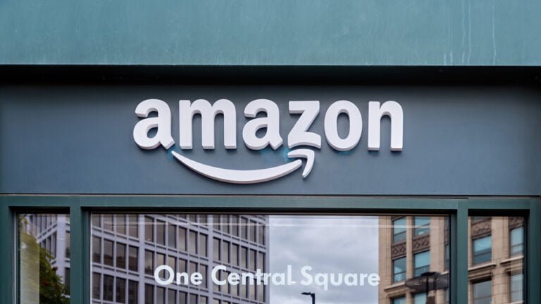 amazon logo a budova