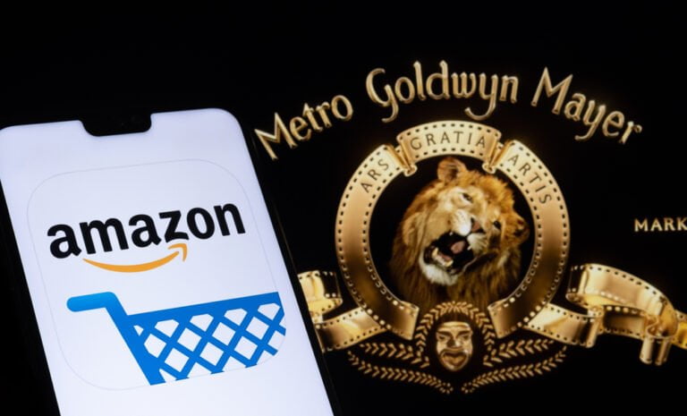 mobilni aplikace s logem amazon a filmova studio mgm