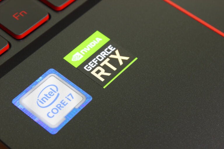 Nálepka Nvidia a Intel a část červené LED klávesnice.