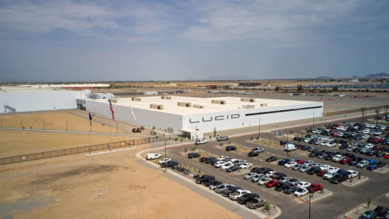 vyrobce elektromobilu lucid a jeji tovarna