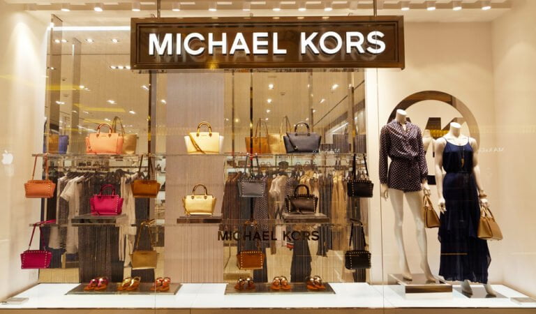 prodejni vyloha s modnim oblecenim modni znacky michael kors