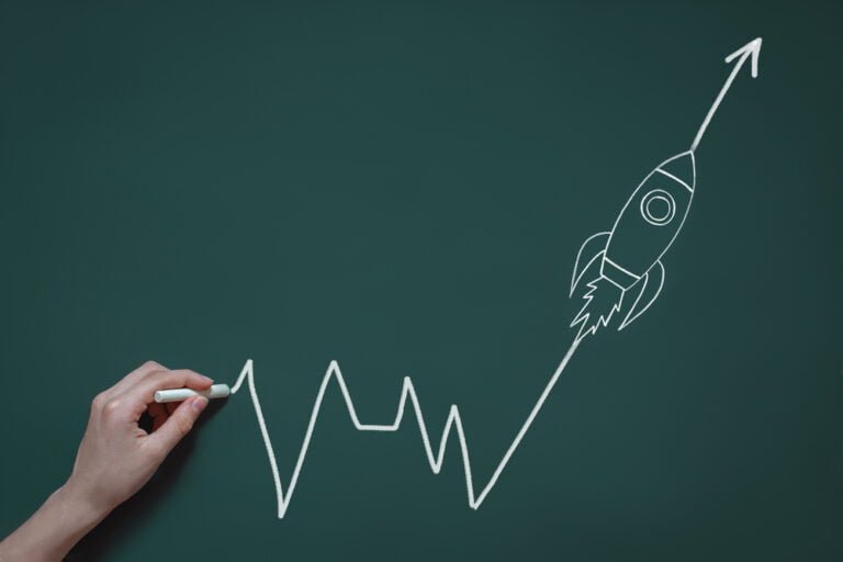 ruka drzici kridu a nakres rakety jako koncept potencial rustovych akcii