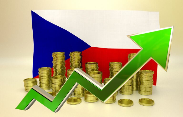 rostoucí křivka znázorňující zhodnocení české koruny a v pozadí česká vlajka