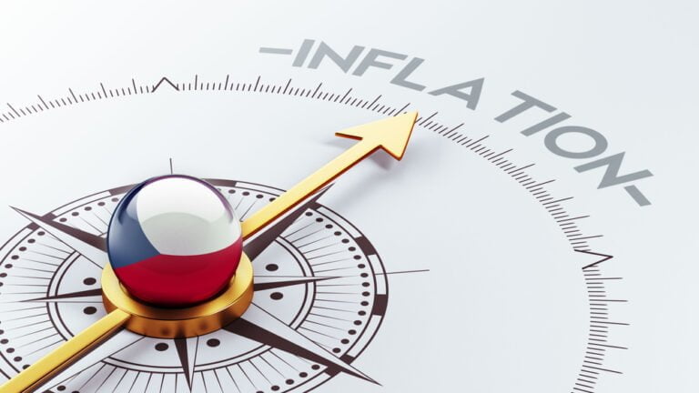 ceska vlajka uvnitr kompasu a sipka smerujici k nazvu inflace, vyvoj inflace v cr