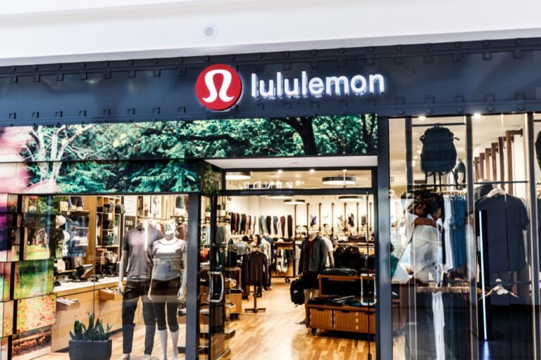 Výloha obchodu značky Lululemon Athletica. Oblečení na jógu a fitness
