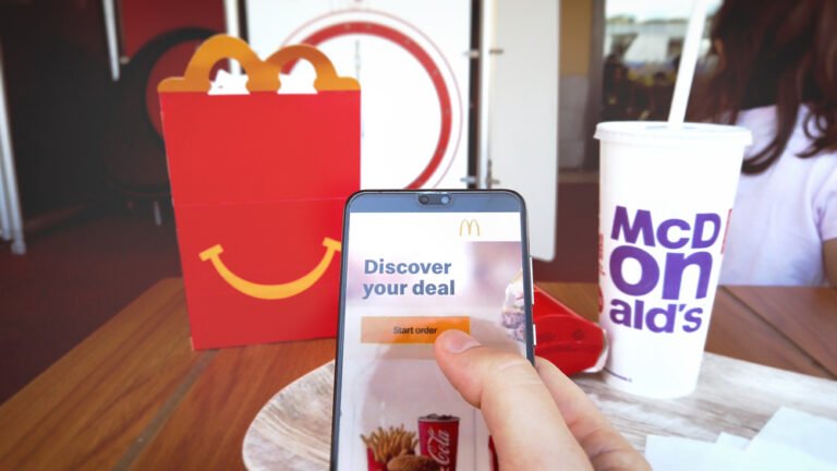 online objednávka jídla v restauraci rychlého občerstvení McDonald pomocí chytrého telefonu