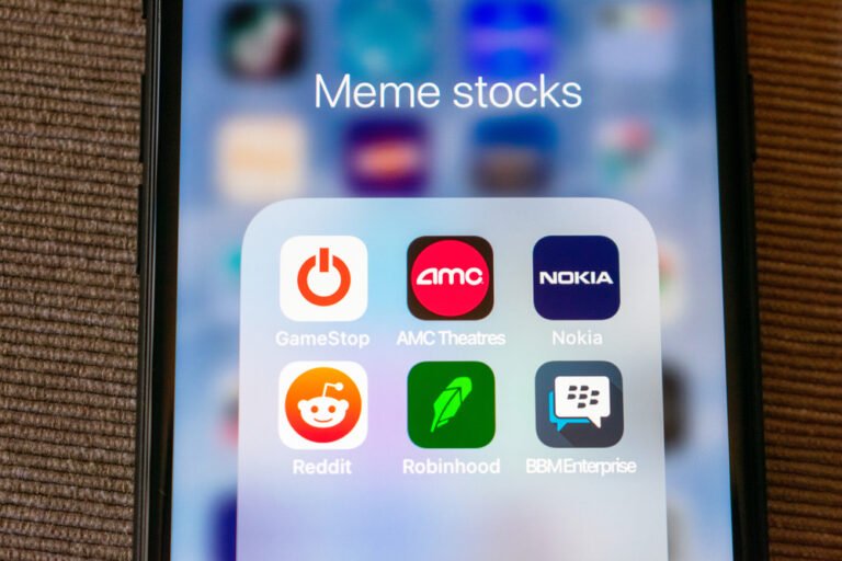 Ikony aplikací GameStop, AMC Theatres, Nokia, BlackBerry Enterprise, Reddit, Robinhood ve složce Meme Stocks na chytrém telefonu.