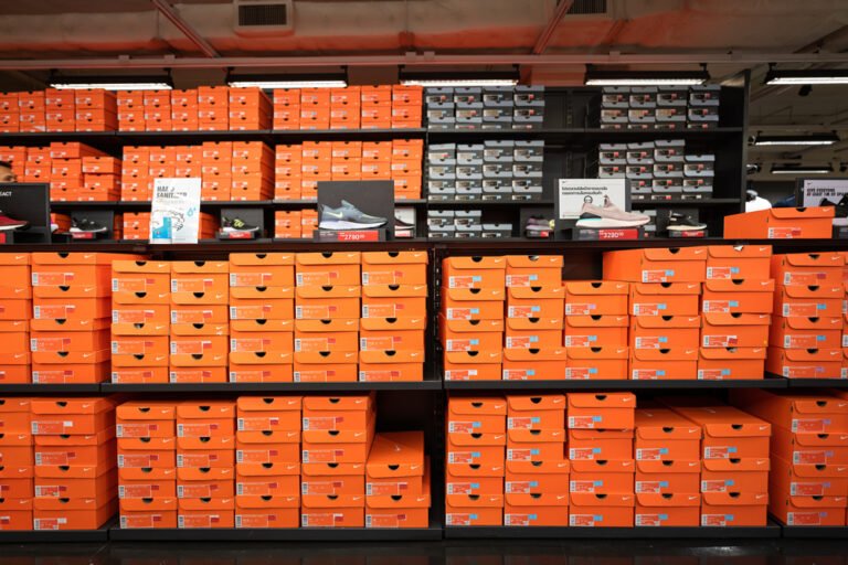 Běžecké obuvi v prodejně Nike.