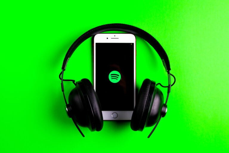 Obrazovka iphonu zobrazující ikonu Spotify se sluchátky značky Beats