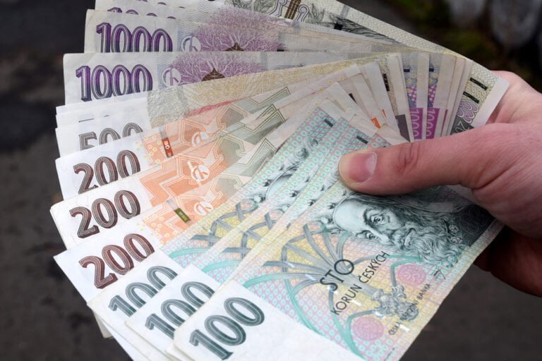 ruka drzici ceske bankovky