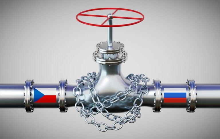 Plynovod s vlajkami České republiky a Ruska, koncept embarga ropy z Ruska