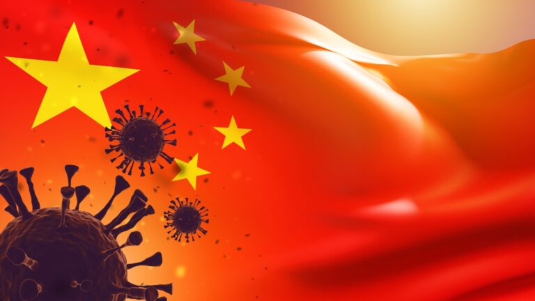 Bakterie SARS-CoV-2 a v pozadí čínská vlajka