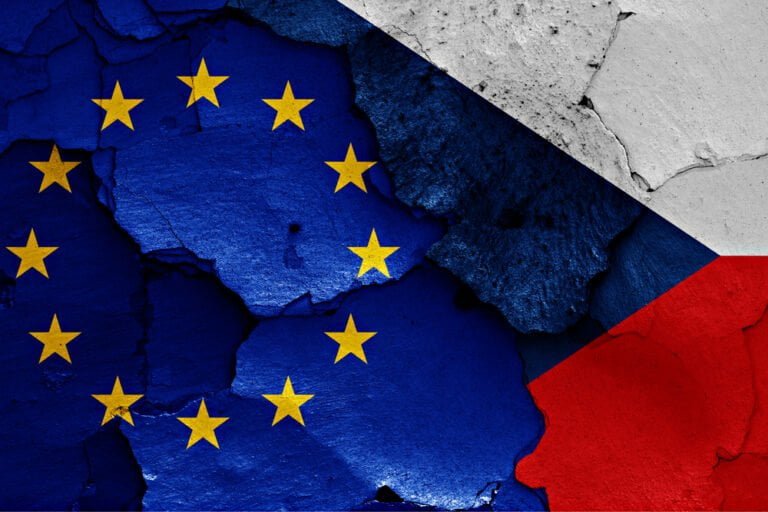 vlajky EU a České republiky nakreslené na popraskané zdi