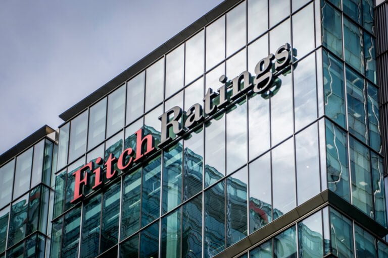 Logo Fitch Ratings v Canary Wharf, ratingová agentura