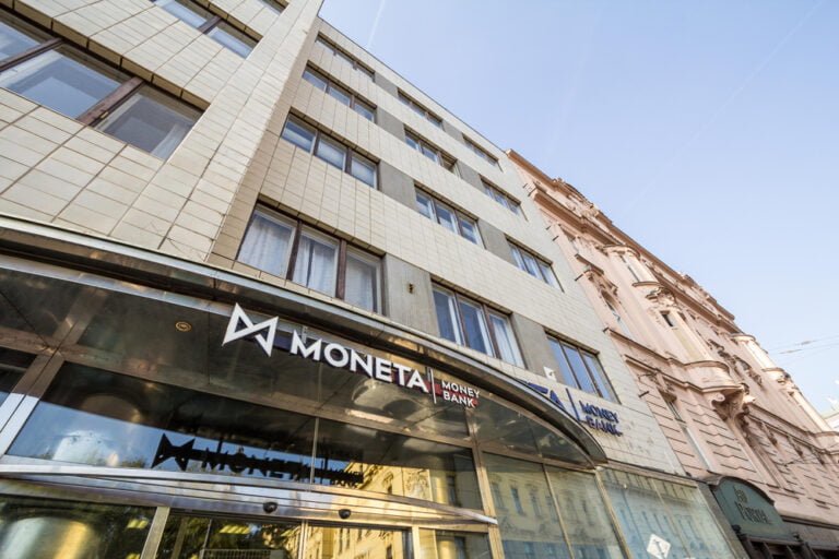 Logo Moneta Money Bank a její sídlo v Praze, Moneta Money Bankje česká banka specializující se na financování bydlení, úvěry, půjčky a hypotéky.