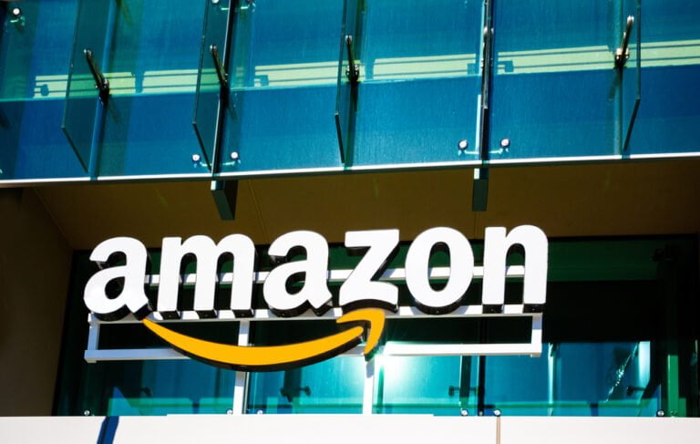 Logo společnosti Amazon na skleněné budově