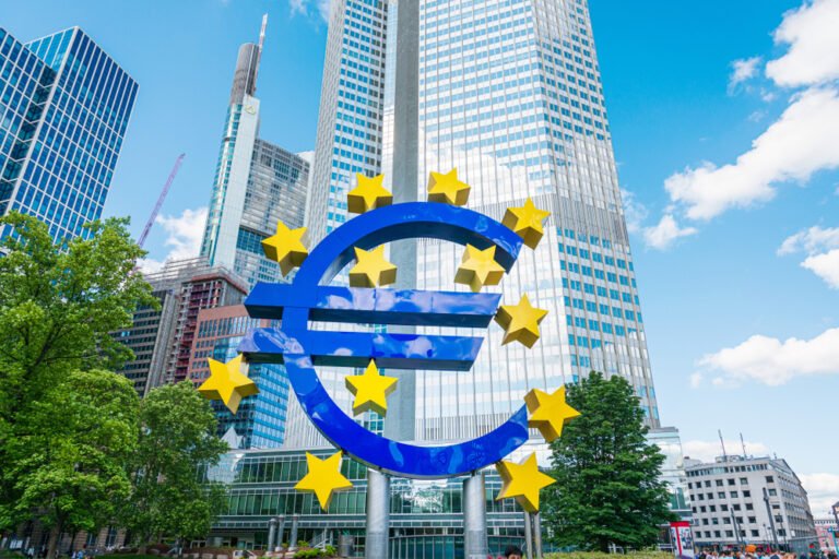 Symbol eura před budovou Evropská centrální banky (ECB) ve Frankfurtu nad Mohanem.