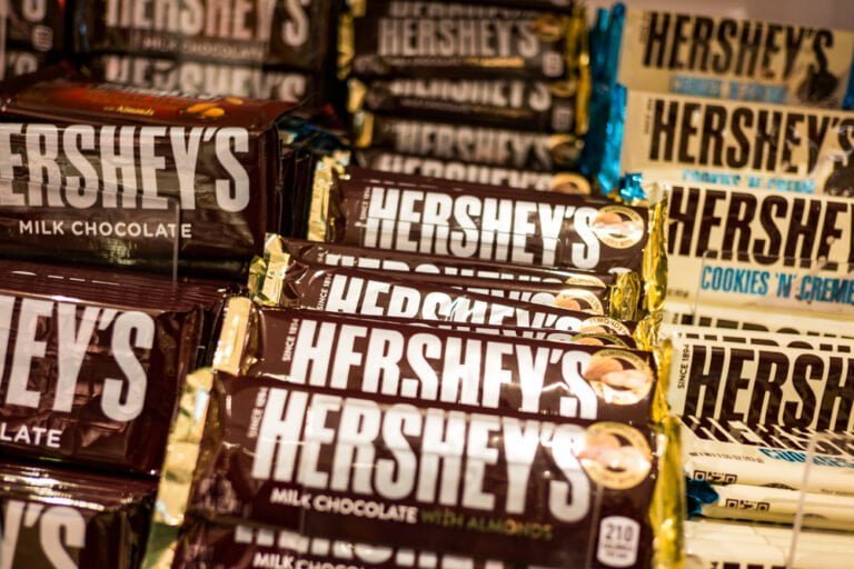 Čokolády značky Hershey na prodejním pultu