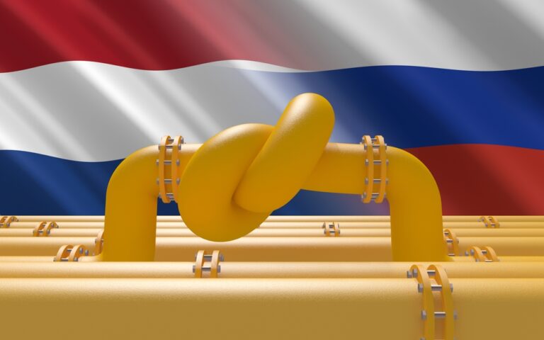 Plynovod s uzlem na pozadí nizozemská a ruská vlajka. Průmyslové sankce EU. Energetické embargo.