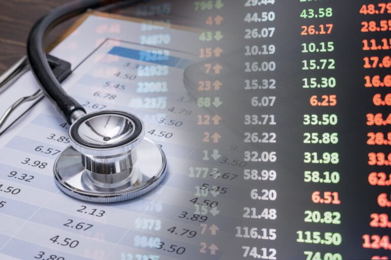 Lékařská sluchátka, stetoskop s graf akciového trhu