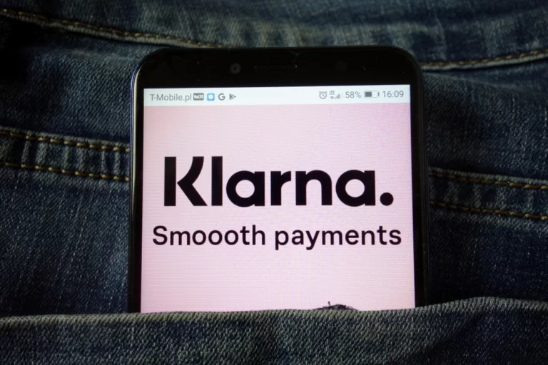 Mobil v kapse zobrazující mobilní aplikaci Klarna