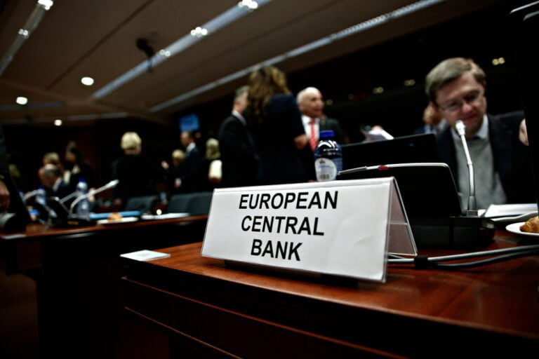 Zasedání Rady pro hospodářské a finanční záležitosti (ECOFIN), cedulka s nápisem European Central Bank