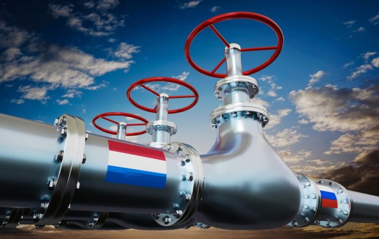 Plynovod, vlajky Nizozemska a Ruska