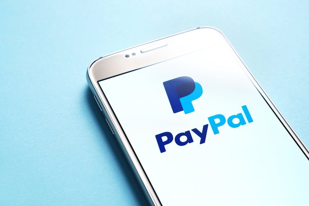 Logo platební platformy Paypal na displeji chytrého telefonu.