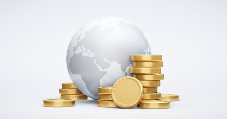 Zeměkoule a zlaté mince, koncept důležitosti investování v rychle se měnícím světě