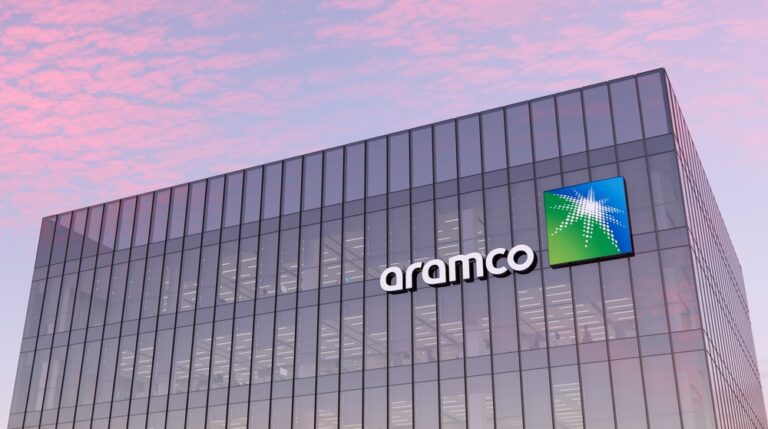 Logo Aramco na vrcholu skleněné budovy. Sídlo plynárenské a ropné společnosti