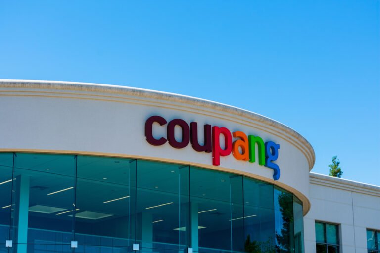 Logo společnosti Coupang na budově kampusu v Silicon Valley. Coupang je jihokorejská společnost zabývající se e-commerce