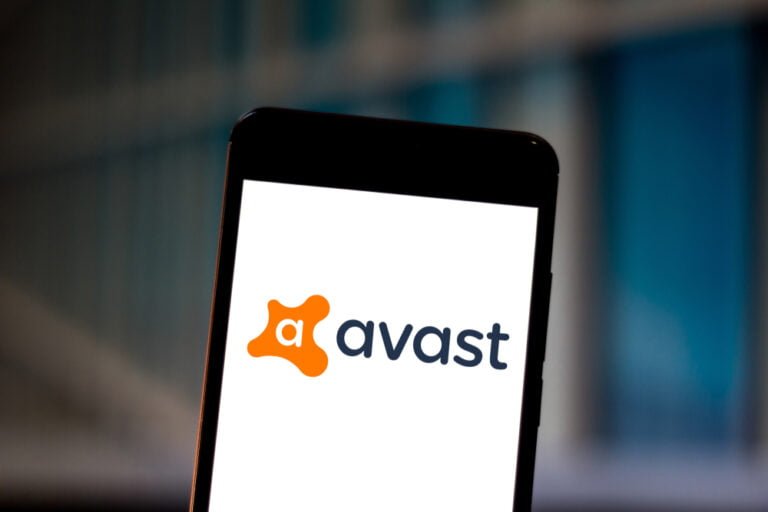 Logo společnosti Avast zobrazené na displeji chytrého telefonu.