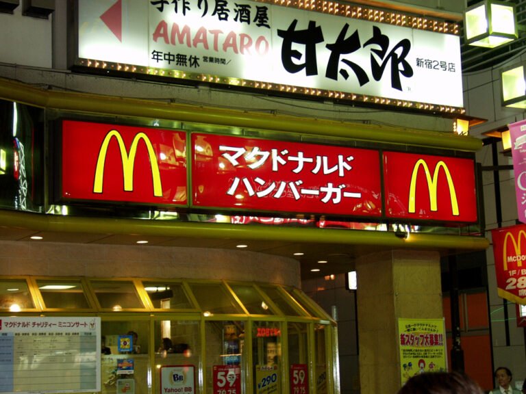 Restaurace McDonalds v centru japonského Tokia.
