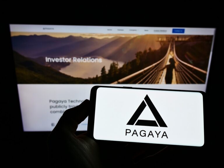 Osoba držící smartphone zobrazující logo společnosti Pagaya Investments