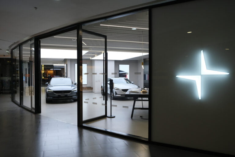 Prodejna elektromobilů Polestar. Polestar je švédská značka elektromobilů