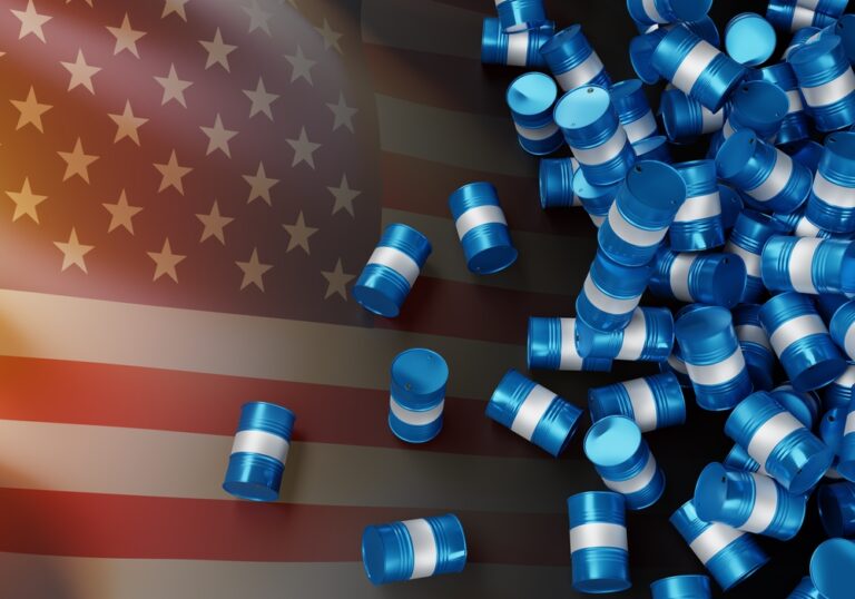 Na pozadí je americká vlajka a na ní padají barely s ropou. Koncept ztenčené zásoby ropy v USA