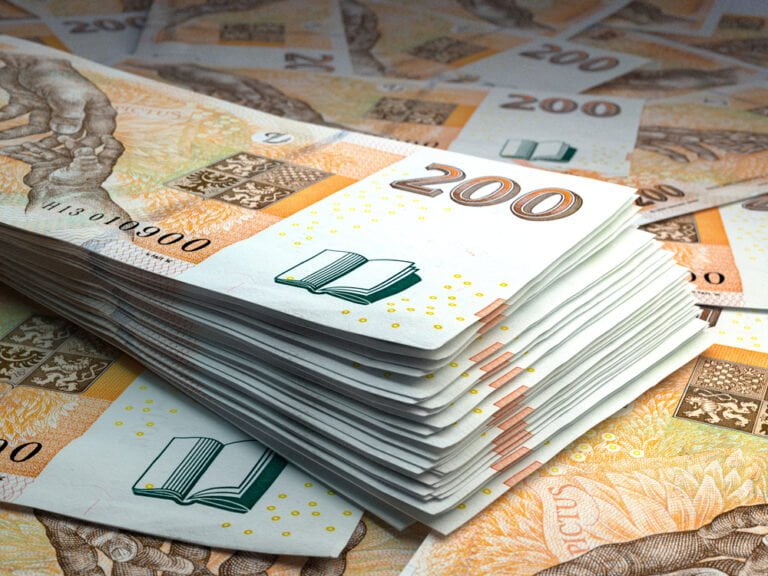 Bankovky české koruny v hodnotě 200 Kč. Štos bankovek