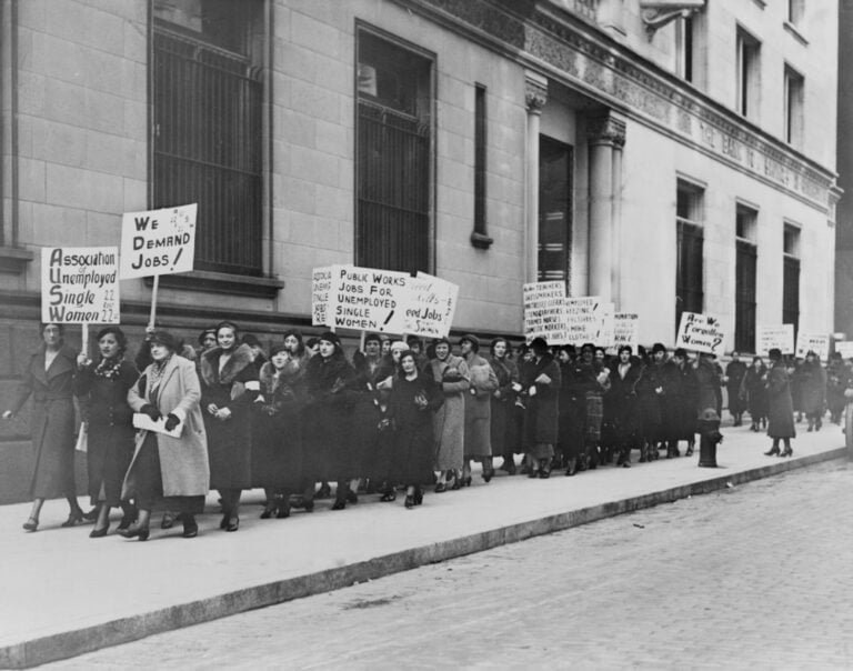 Nezaměstnané svobodné ženy v New Yorku demonstrují za práci na veřejných pracích. Rok 1930, Velká hospodářská krize