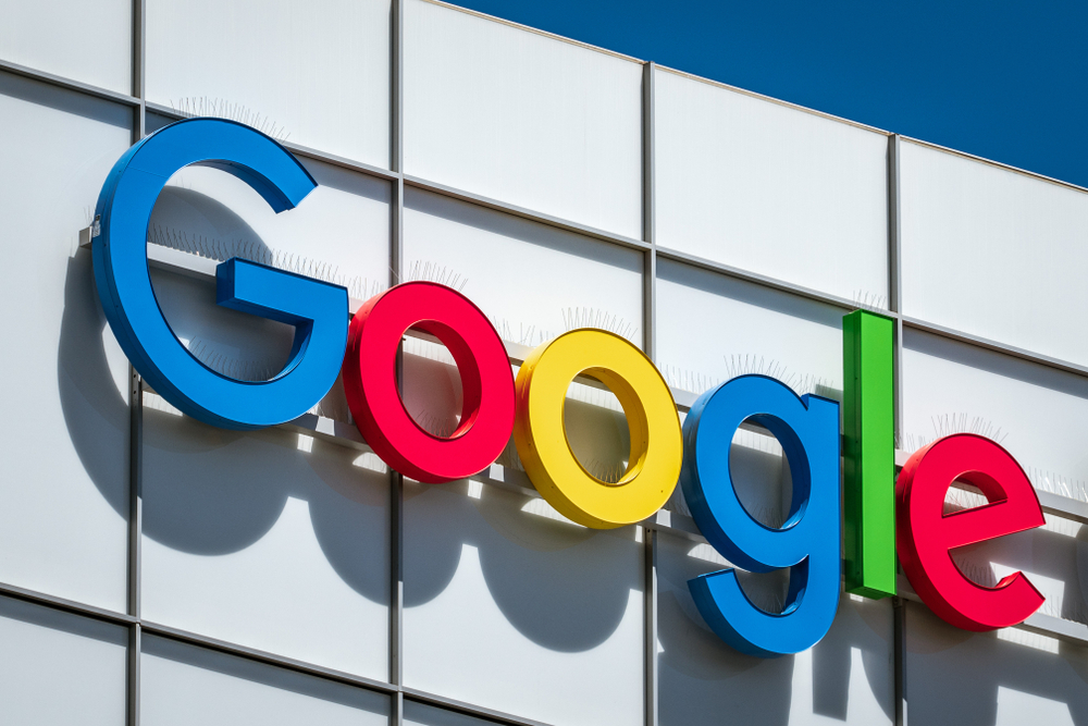 Logo společnosti Google zobrazené na jedné z jejích kancelářských budov v Silicon Valley. Akcie Alphabet a štěpení